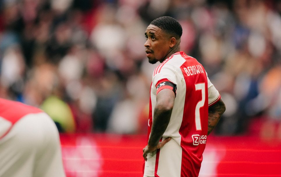 El delantero Steven Bergwijn se muestra decepcionado tras una nueva derrota del Ajax | Foto: Twitter @AFCAjax