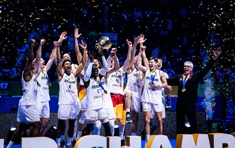 Los jugadores alemanes celebran con su trofeo de campeones del mundo tras vencer en la final a Serbia por 83-77. Fuente: FIBA.basketball