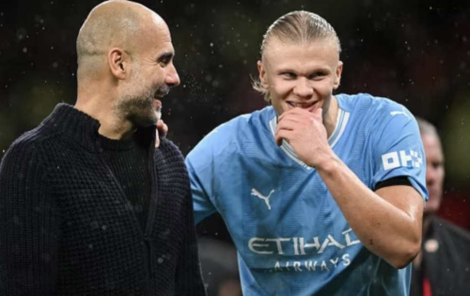 Guardiola y Haaland, durante el derbi de Manchester del pasado domingo. / Fuente: Getty Images