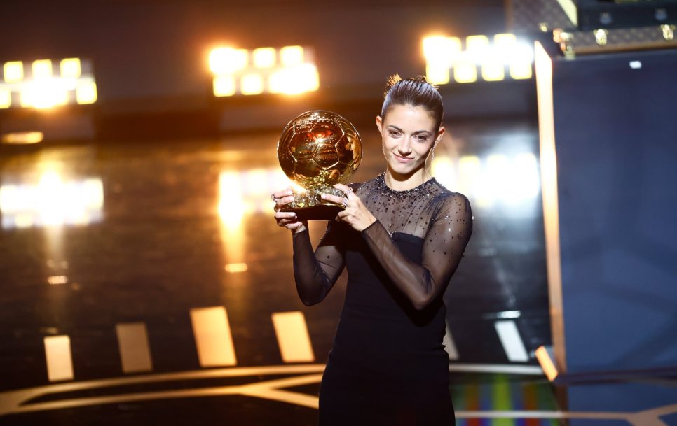 Aitana Bonmatí junto al Balón de oro / Foto: Twitter @Ballondor