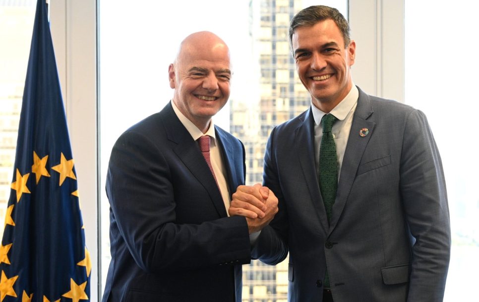 El presidente de la FIFA, Gianni Infantino, y el presidente del Gobierno, Pedro Sánchez, durante una reunión en Nueva York el pasado mes de septiembre. / Fuente: twitter @sanchezcastejon