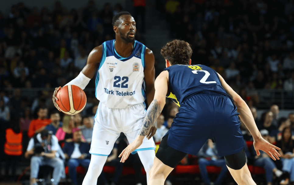 Jerian Grant (con el balón), de 30 años, jugó la temporada pasada en el Ankara Türk Telekom turco, pero también tiene en su haber una temporada en la Euroliga. En la temporada 2021-22 representó al Olimpia Milano, donde las cosas no le fueron muy bien. Foto: Facebook @Türk Telekom Basketbol