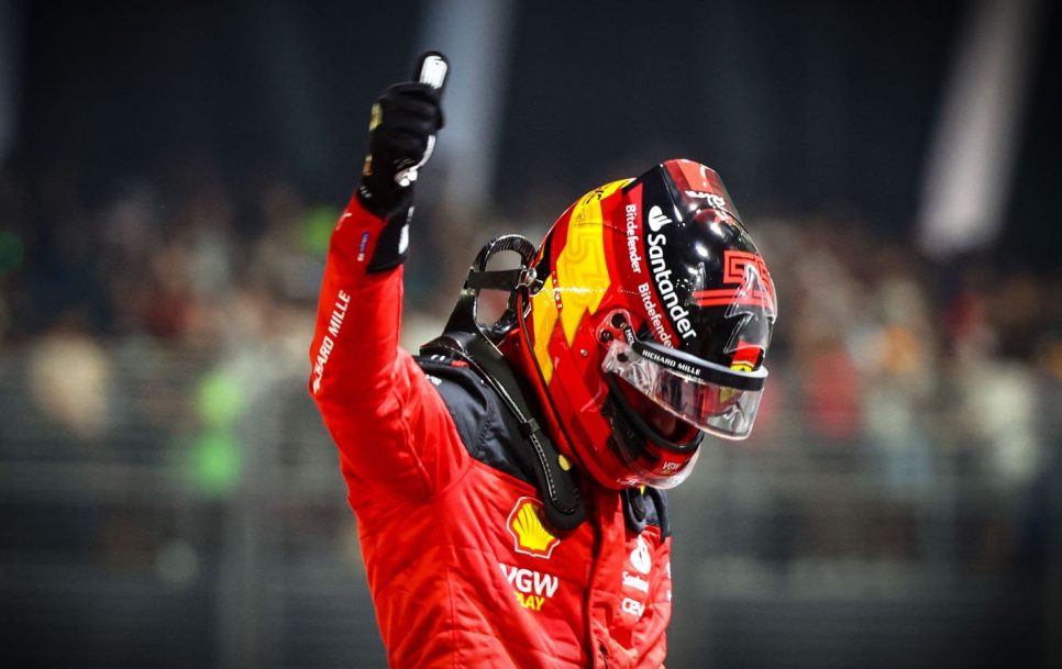Carlos Sainz celebrando su victoria en el Gran Premio de Singapur 2023. Fuente: planetf1.com