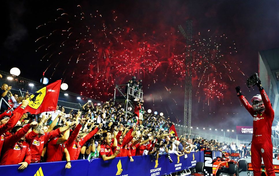 Sebastian Vettel celebrando su victoria en el Gran Premio de Singapur 2019. Fuente: Sportinglife.com