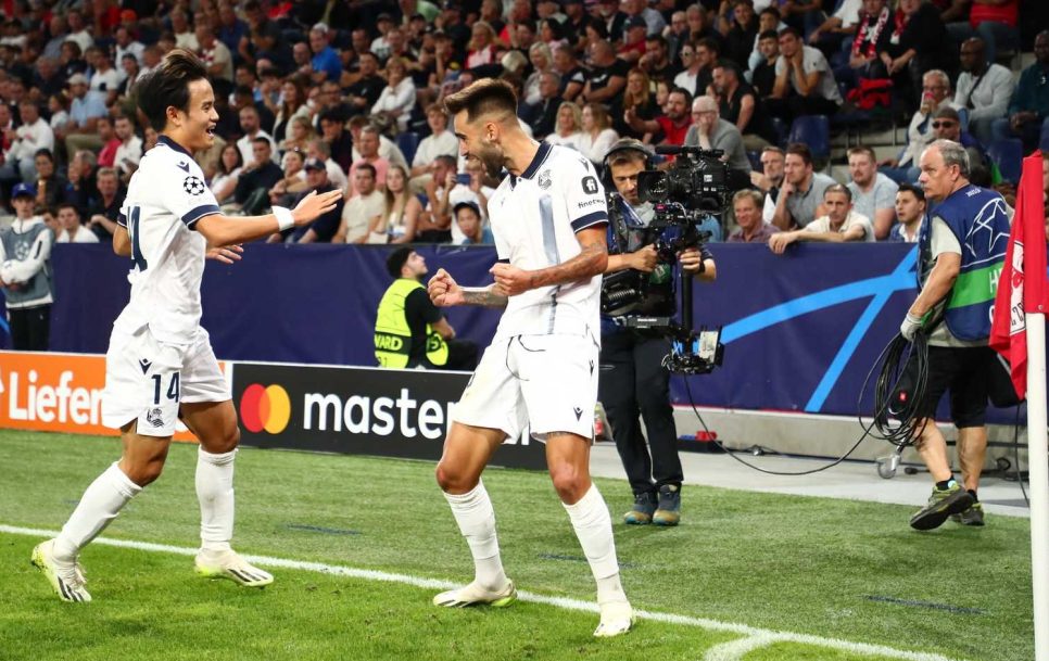 Take Kubo y Brais Méndez celebran un gol en la victoria ante el Salzburg, en la Liga de Campeones. / Fuente: Twitter @RealSociedad