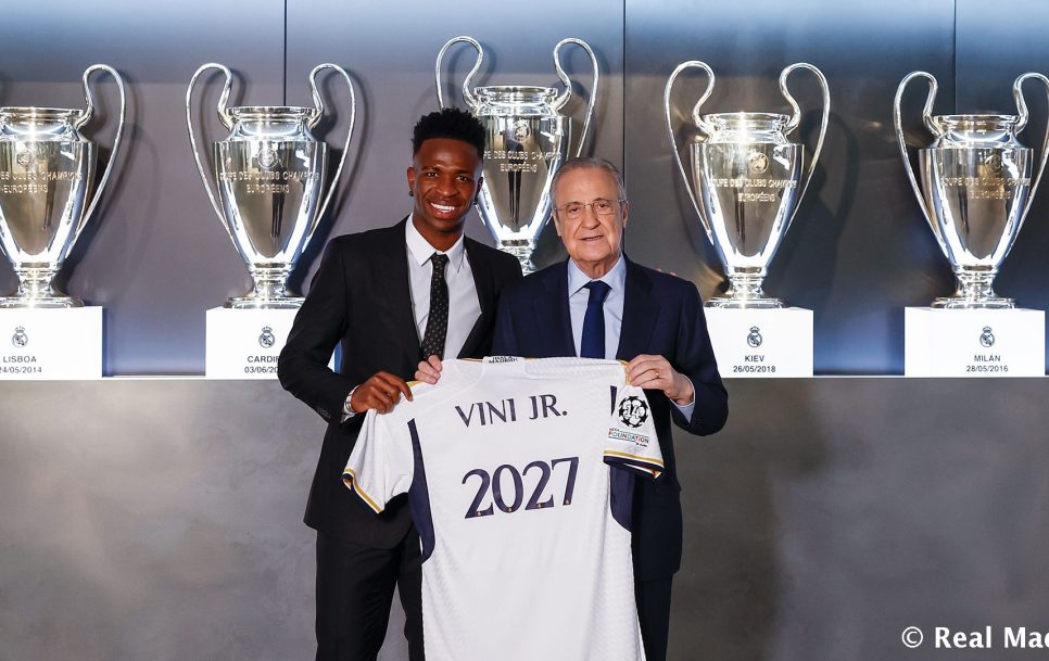 Vinicius Jr. posa con la camiseta del Real Madrid junto con y Florentino Pérez | Foto: Real Madrid