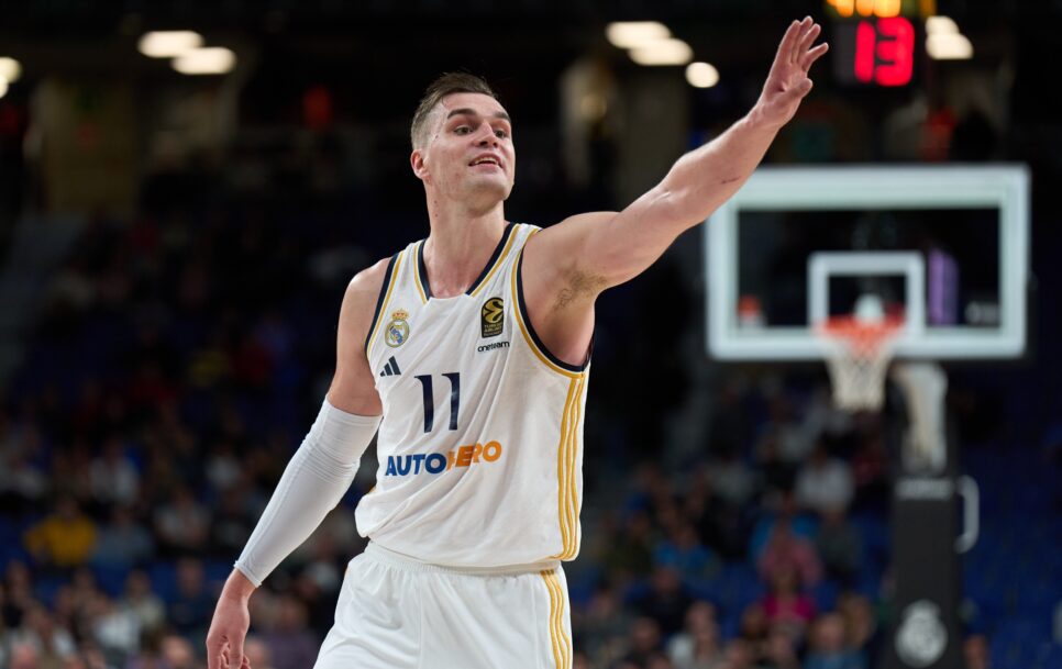 Mario Hezonja vistiendo la camiseta del Real Madrid / Fuente: Getty