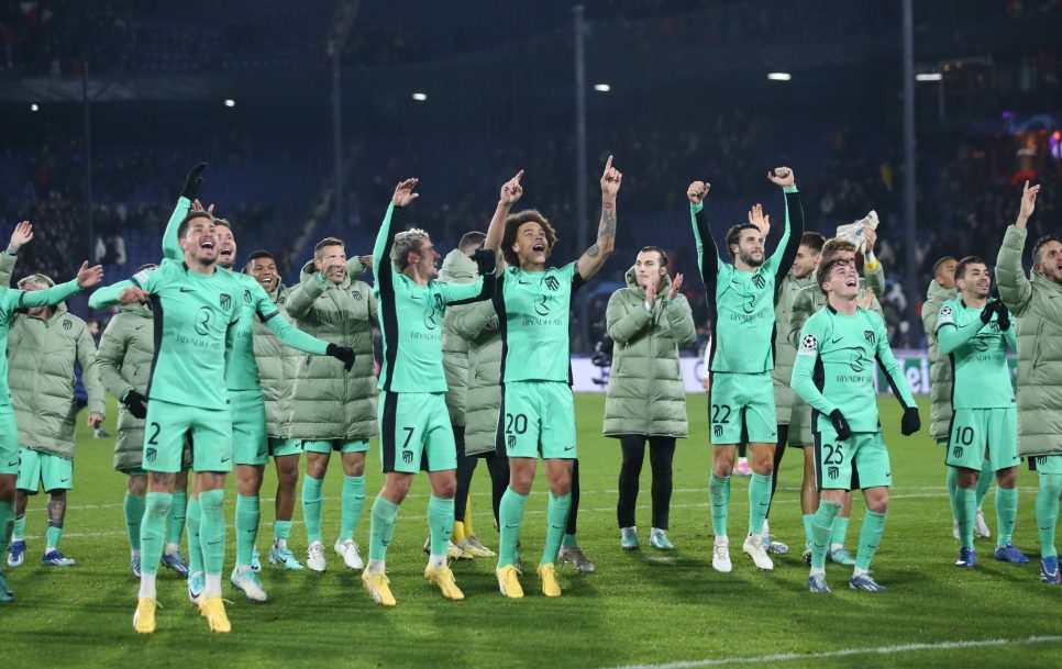 El Atlético de Diego Simeone celebrando la victoria en Rotterdam y la clasificación en la Champions. / Fuente: IMAGO / Pro Shots