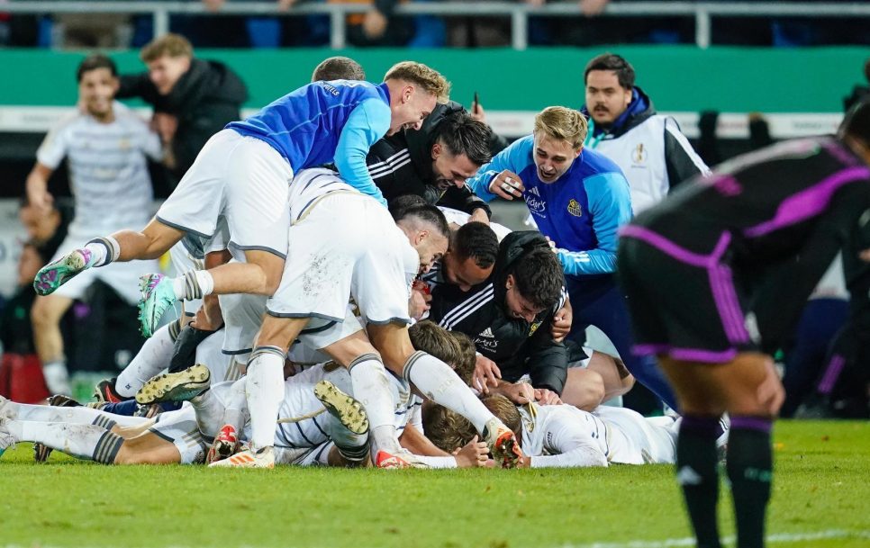 En la segunda ronda de la DFB Pökal el titán Bayern München no pudo en Saarbrücken, mientras que por los octavos de final de la EFL Cup inglesa el Manchester United volvió a ofrecer una actuación vergonzosa frente al Newcastle United y el Arsenal cayó goleado frente al West Ham United. – Foto: ESPN.