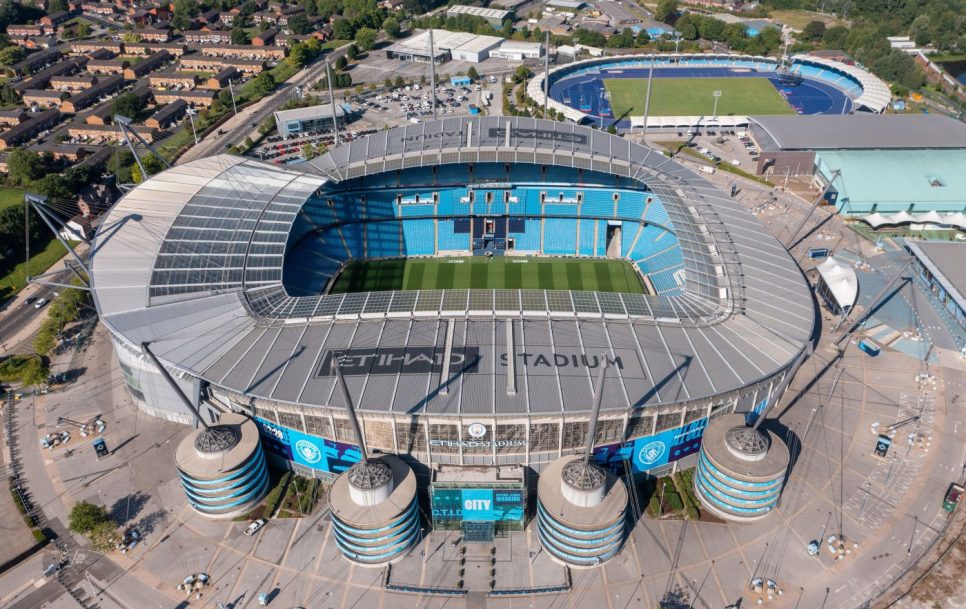 El Etihad Stadium será testigo del encuentro entre Manchester City y Liverpool, primeros y segundos de la clasificación de la Premier League. Fuente: Twitter