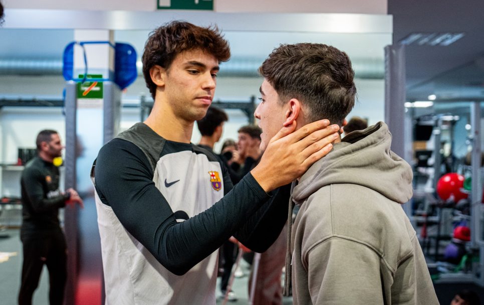 Gavi recibe el cariño de Joao Félix durante su visita a la Ciudad Deportiva Joan Gamper. / Fuente: Twitter @FCBarcelona_es