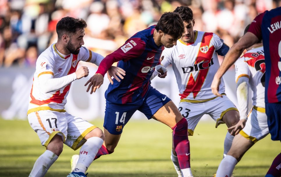 João Félix, en acción ante la defensa del Rayo Vallecano, en la jornada 14 de LaLiga. / Fuente: Ricardo Nogueira