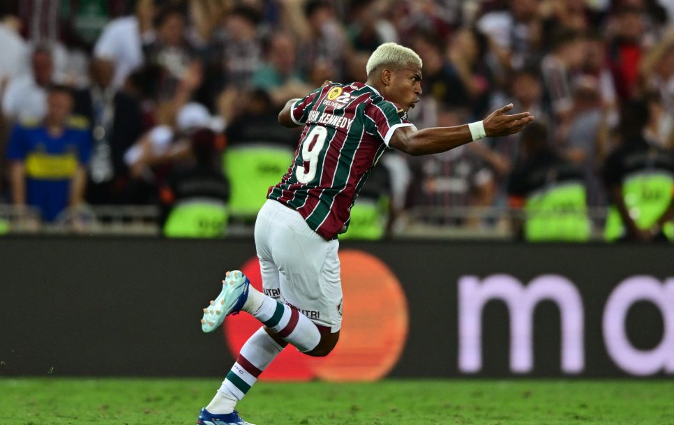 Los goles de Germán Cano y John Kennedy le han dado al Fluminense su primera Copa Libertadores, ante un Boca Juniors que había empatado por medio de Luis Advíncula. El equipo de Diniz jugará el Mundial de Clubes en diciembre, en Arabia Saudí. – Foto: Twitter CONMEBOL Libertadores – @Libertadores