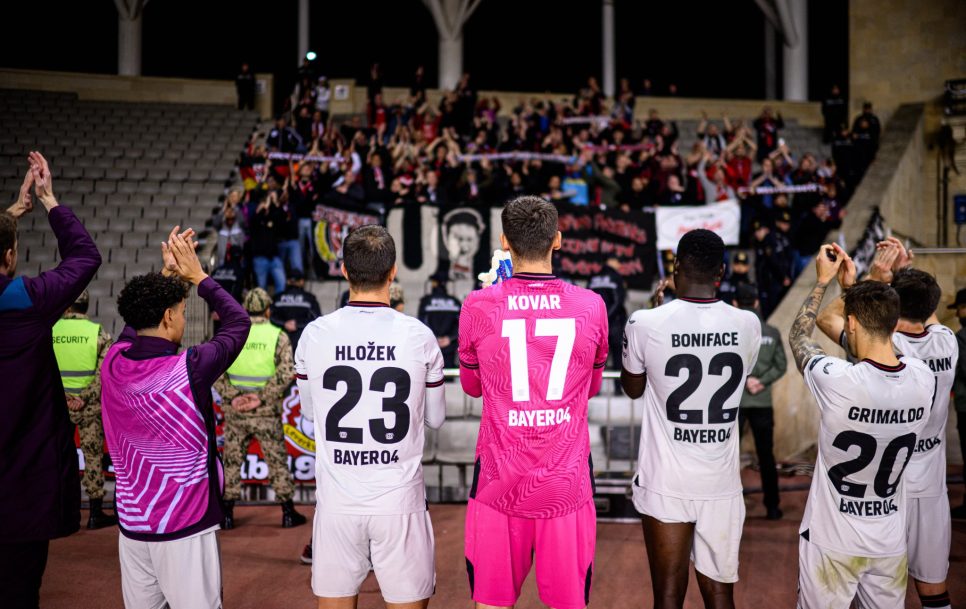 Los jugadores del Leverkusen agradecen a los aficionados que se desplazaron hasta Bakú / Fuente: Twitter @Bayer04_es