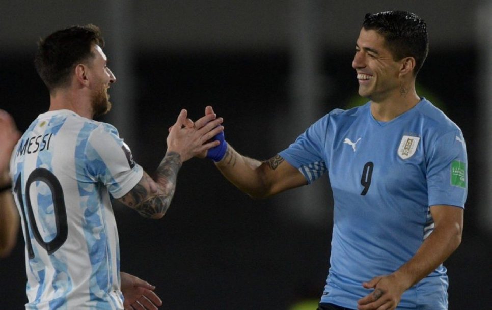 Lionel Messi y Suárez se enfrentan en una nueva edición del Clásico Rioplatense, a jugarse en el Monumental de Núñez, por la quinta fecha de eliminatorias CONMEBOL rumbo al Mundial 2026. Foto: Twitter.