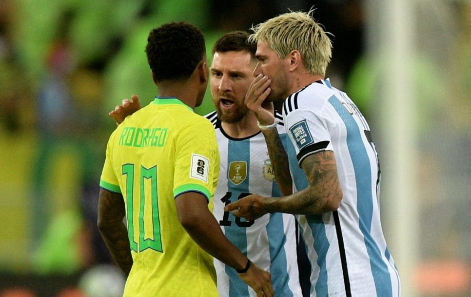 Messi y Rodrygo se las tuvieron en los prolegómenos del encuentro entre Brasil y Argentina en Maracanã, en un rifirrafe en el que también participaron de inicio De Paul y Lo Celso. Fuente: Twitter @DiegoBorinsky