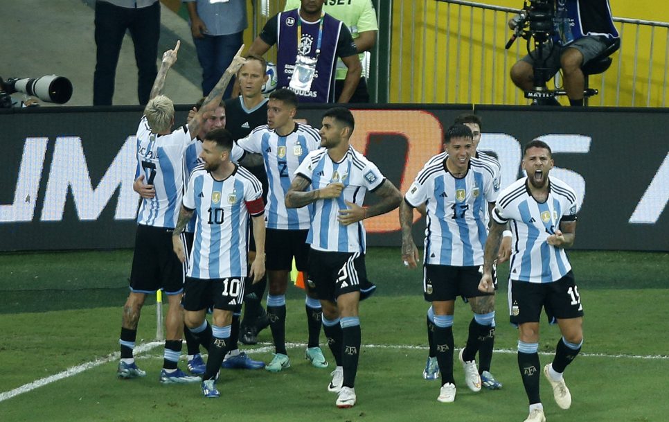 Otamendi celebra con sus compañeros el gol de la victoria histórica en el estadio de Maracaná. – Fuente: IMAGO / Action Plus