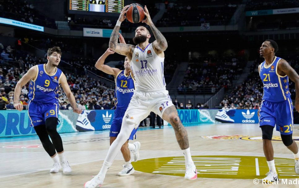 Poirer luchando bajo la pintura / Foto: @RMBaloncesto