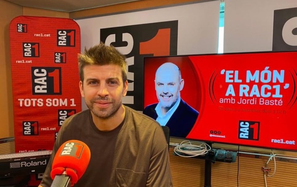 En su comparecencia en RAC1, Piqué defendió al Barça en el Caso Negreira, cargó contra las Champions del Real Madrid y fue paciente con Xavi y el proyecto actual blaugrana. Foto: Twitter @BarçaUniversal