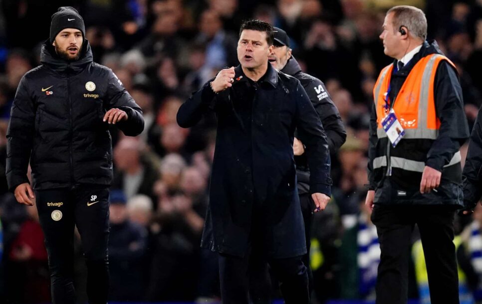 Mauricio Pochettino irrumpió furioso tras el pitido final de Anthony Taylor, cuando el Chelsea tenía en una contra la posibilidad de establecer el 5-4 frente al Manchester City, por la fecha 12 de la Premier League. Foto: Twitter