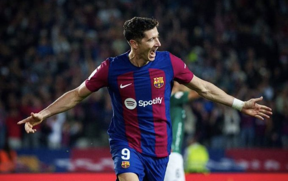 Robert Lewandowski ha invalidado cualquier controversia sobre la situación que vivió con Lamine Yamal, en el partido de liga del domingo anterior ante el Alavés. Foto: Twitter