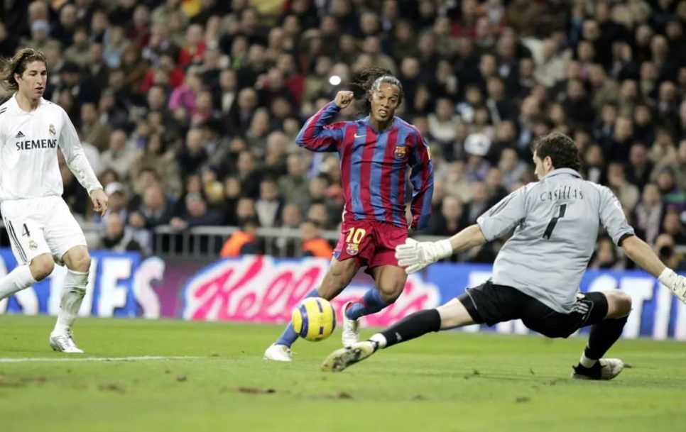 Ronaldinho salió ovacionado del Bernabéu en el 2005 | Foto: Twitter