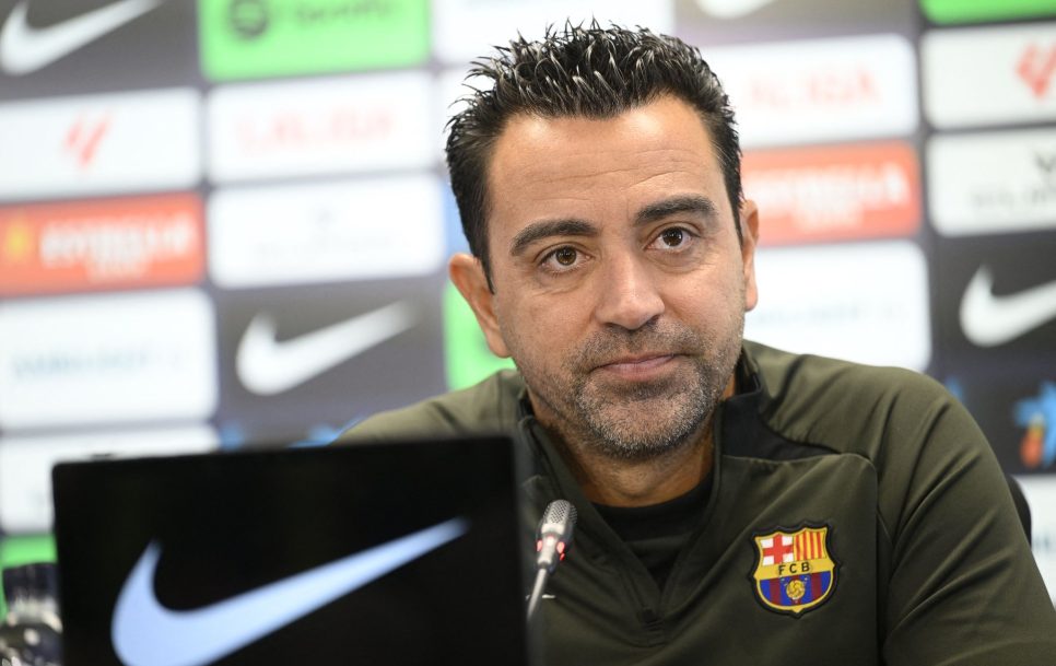 Xavi, entrenador del FC Barcelona, ha salido a disipar la polémica sobre las declaraciones del centrocampista alemán İlkay Gündoğan, tras la derrota en El Clásico del sábado pasado. El preparador blaugrana también se mostró feliz con el regreso a una convocatoria del mediocampista canario Pedri y optimista con la vuelta de Frenkie De Jong, el mediocampista neerlandés. – Foto: @FabrizioRomano.