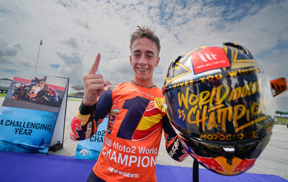 Pedro Acosta celebra su título mundial en Moto2 | Foto: Twitter @RedBull_KTM_Ajo