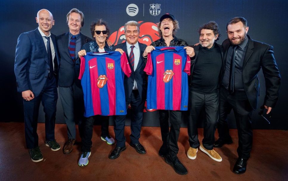 Los Rolling Stones posan con la comitiva azulgrana durante el clásico en Montjuïc / Foto: FCBarcelona