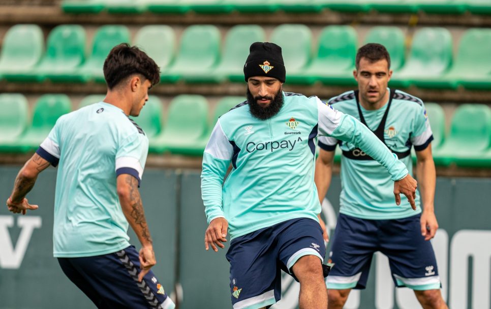 Nabil Fekir se ejercita con sus compañeros en un entrenamiento del Real Betis | Foto: Real Betis