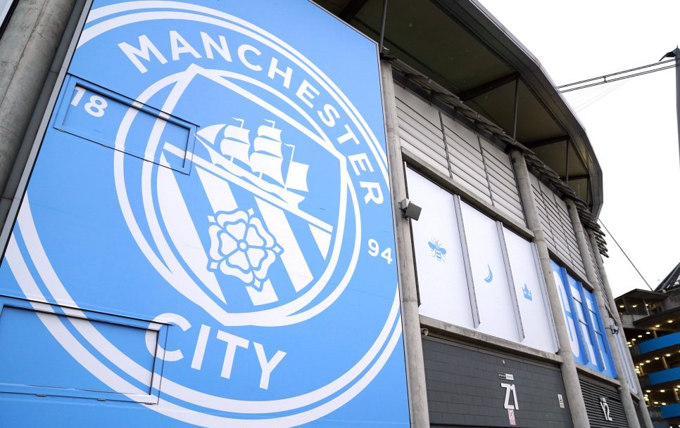 El escudo del Manchester City en el Etihad Stadium | Foto: Imago