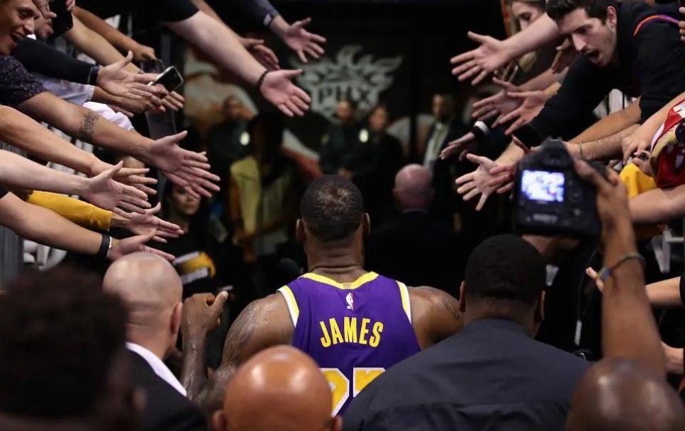 Un Lebron vestido de «King» para ponerse a 39.000 / Foto: @NBA