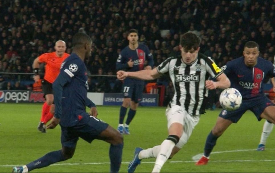 La jugada de la polémica en el PSG-Newcastle | Foto: Captura Movistar+