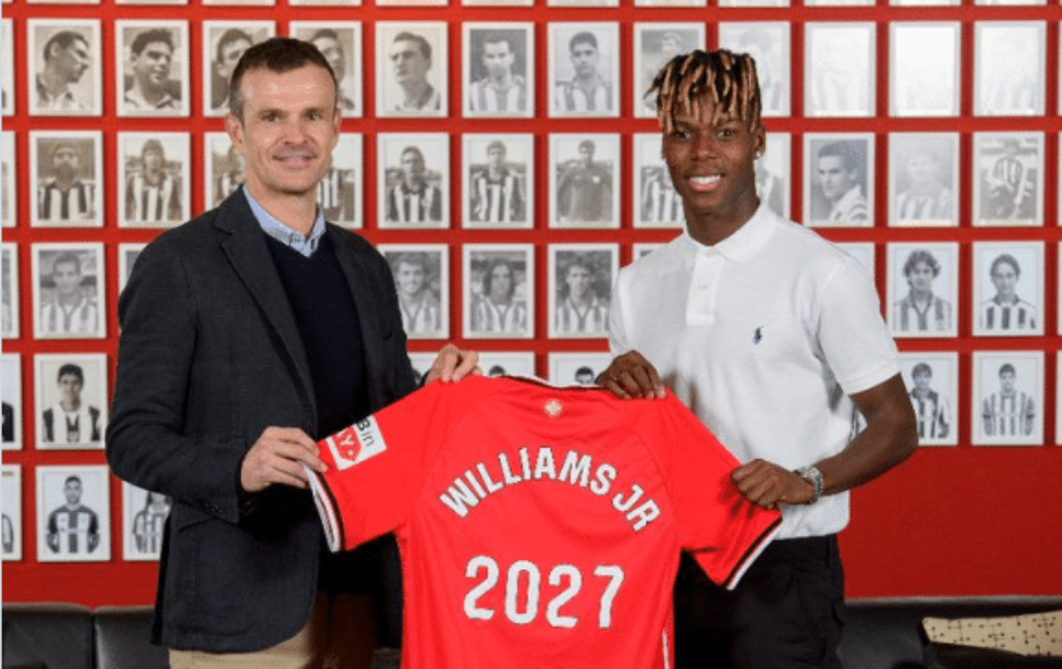 El presidente del Athletic, Jon Uriarte, junto a Nico Williams durante el anuncio de la renovación del delantero. / Fuente: Twitter @AthleticClub