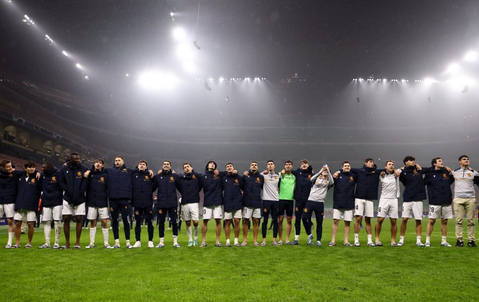 Los jugadores de la Real Sociedad celebran por todo lo alto en Milán. / Fuente: Twitter @RealSociedad