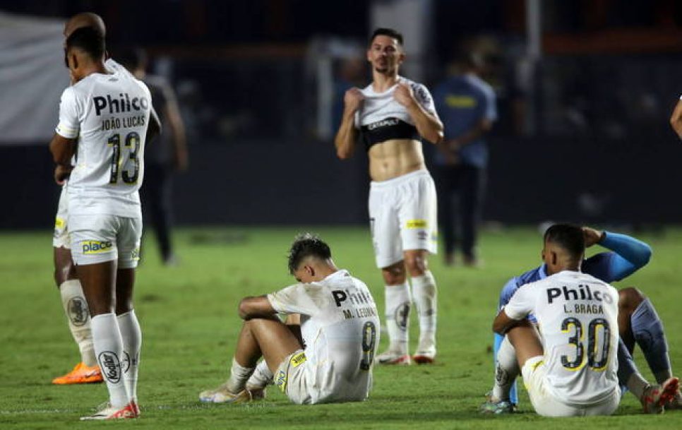 Los jugadores del Santos, desolados tras la confirmación del descenso del equipo a la Serie B del Brasileirao. / Fuente: Guilherme Dionízio / Código19 / Estadao Conteúdo