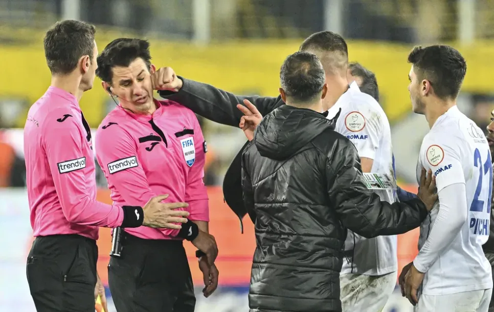 El momento en el que el presidente del Ankaragücü, Faruk Koca, agrede al árbitro Umut Meler. / Fuente: Emin Sansar/Anadolu via Getty Images
