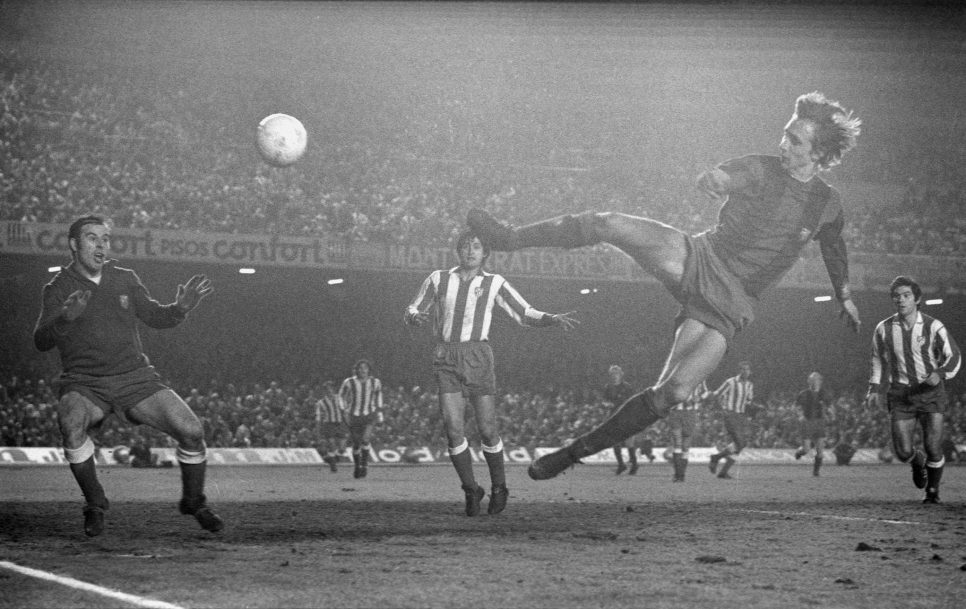 Johan Cruyff marcó un golazo ante el Atlético en 1973 | Foto: Twitter @FCBarcelona