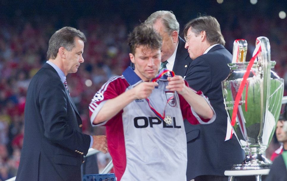 La imagen del drama que vivió el Bayern la noche del miércoles 26 de mayo de 1999, personificada en Lothar Matthäus, que no quiso ni ver la medalla de segundo puesto. Fuente: Imago –  imago/Ulmer