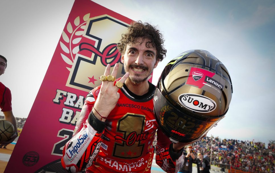 Pecco Bagnaia celebra su tercer título mundial, el segundo en MotoGP | Foto: Imago