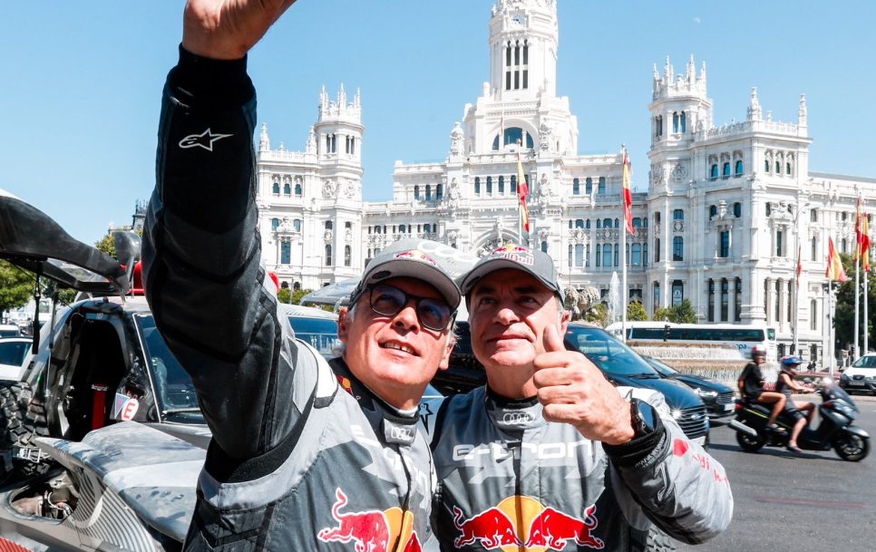 Lucas Cruz y Carlos Sainz durante una exhibición en Madrid | Foto: Twitter @CSainz_oficial