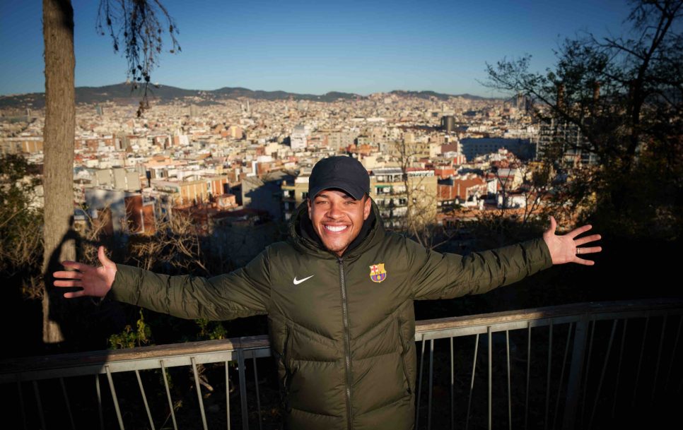 Vitor Roque posa con la ciudad de Barcelona a sus espaldas | Foto: Twitter @FCBarcelona