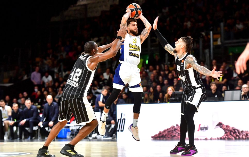 Imagen del duelo entre la Virtus y Fenerbahçe disputado en Bolonia / Fuente: Luca Sgamellotti/Euroleague Basketball via Getty Images