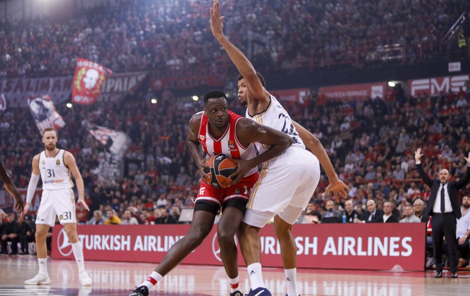 Moustapha Fall junto a Tavares en el Pireo / Fuente:Panagiotis Moschandreou/Euroleague Basketball via Getty Images