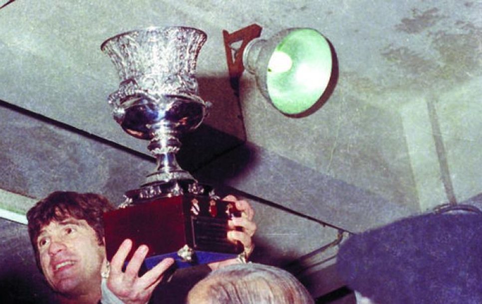 Arconada levantando la Supercopa que la Real ganó en 1982 al Real Madrid