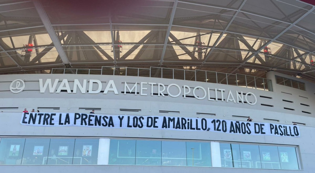 Pancarta en el Metropolitano antes del Atlético - Real Madrid de 2022.