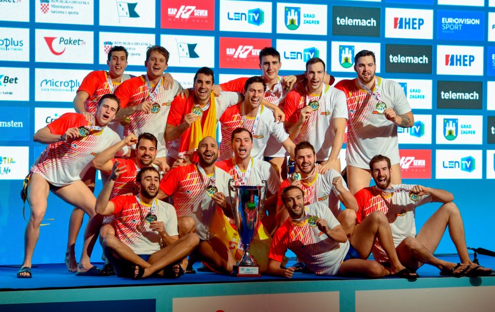 La selección española celebrando su primer oro europeo / Fuente: @RFEN