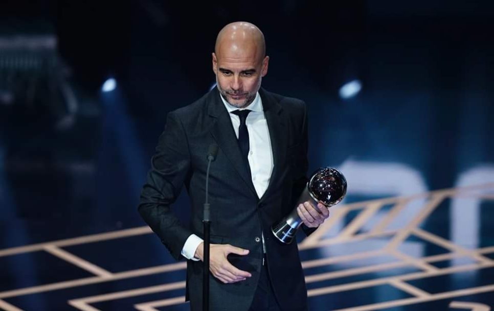 Josep Guardiola ha puesto la guinda a un año en el que llevó al Manchester City a ganar cinco titulos con la obtención del FIFA The Best al mejor entrenador. Fuente: Twitter.