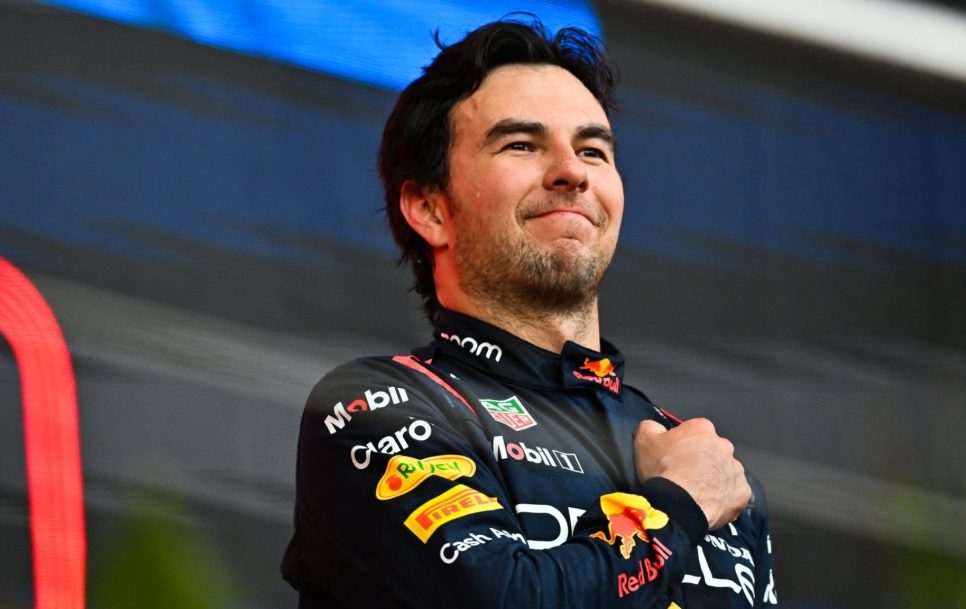 Si se confirma su permanencia en el equipo, Sergio Pérez encarará su cuarta temporada como piloto de Red Bull en 2024. Fuente: Twitter.