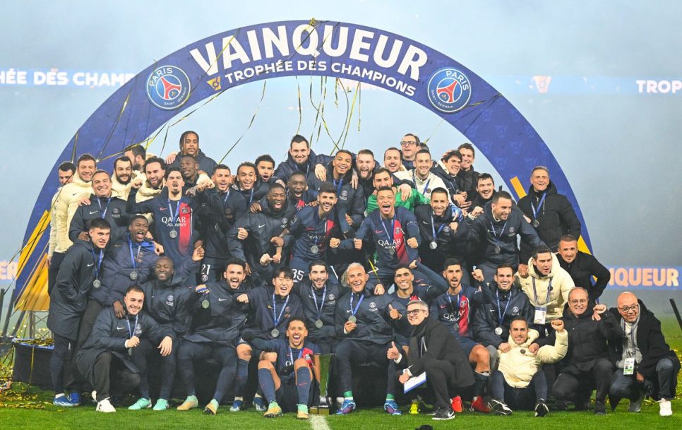 El Paris Saint-Germain logró su primer título de una temporada que hasta el momento había resultado tormentosa, derrotando en la Supercopa de Francia al Toulouse. Fuente: Twitter.
